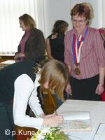 p.Haitlová při podpisu