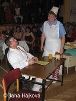 Obecní ples - ordinace uprostřed vesnice