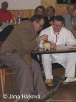 Obecní ples - ordinace uprostřed vesnice